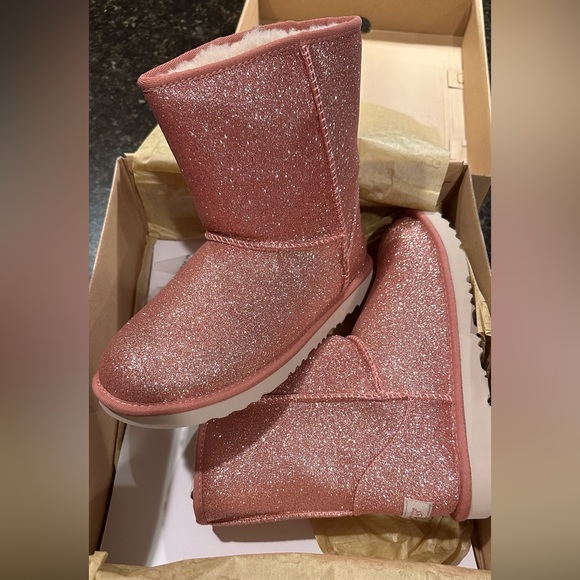 UGG KIDS CLASSIC
SHORT |I GLITTER - Picture 2 of 5